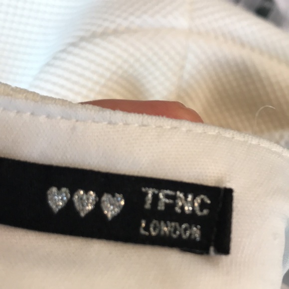 Cut out halter dress with chain detail - Picture 6 of 10